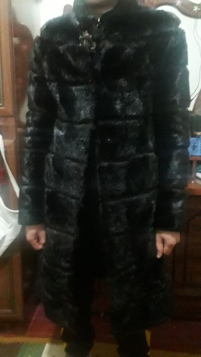 Шуба сатылат. Таза. Қара рең. Қазақстаннан алынған. Размери 48