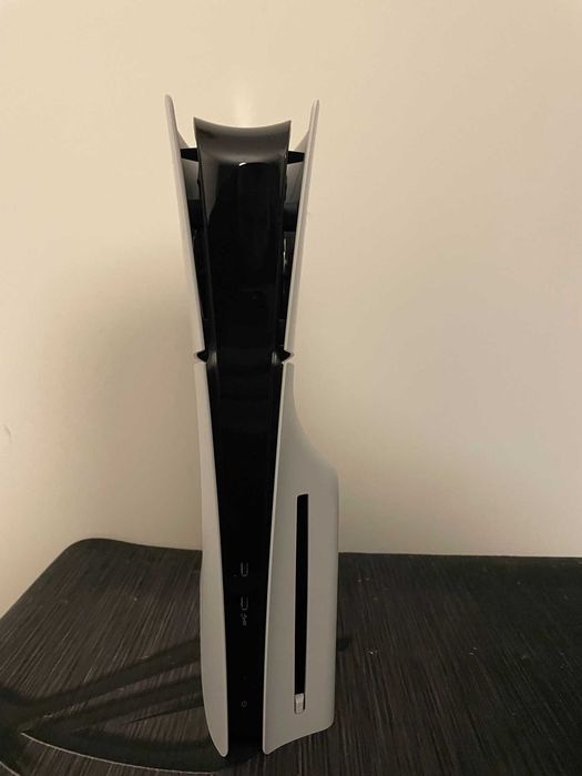 Продавам Sony PlayStation 5 Disc Edition + 2 игри — като нов
