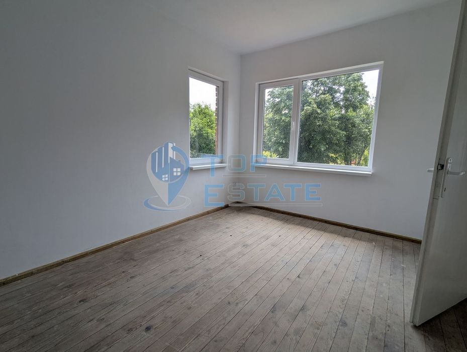 Двуетажна тухлена къща разположена в село Стамболово, община Павликен