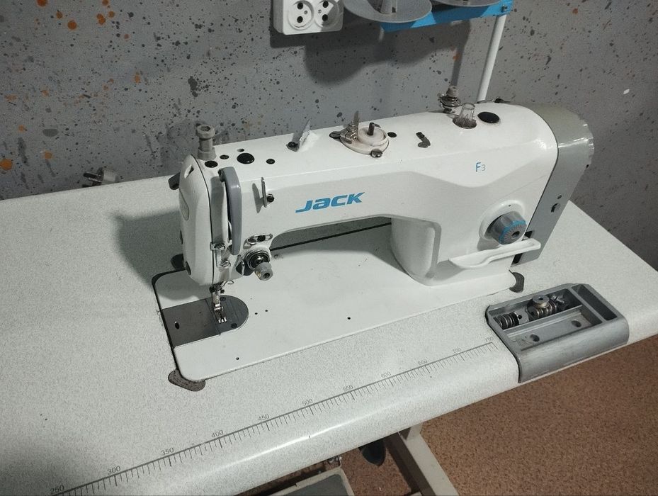 Kir yuvish mashinasi va tikuv mashinkasi sotiladi