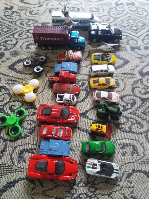 Продавам метални коли