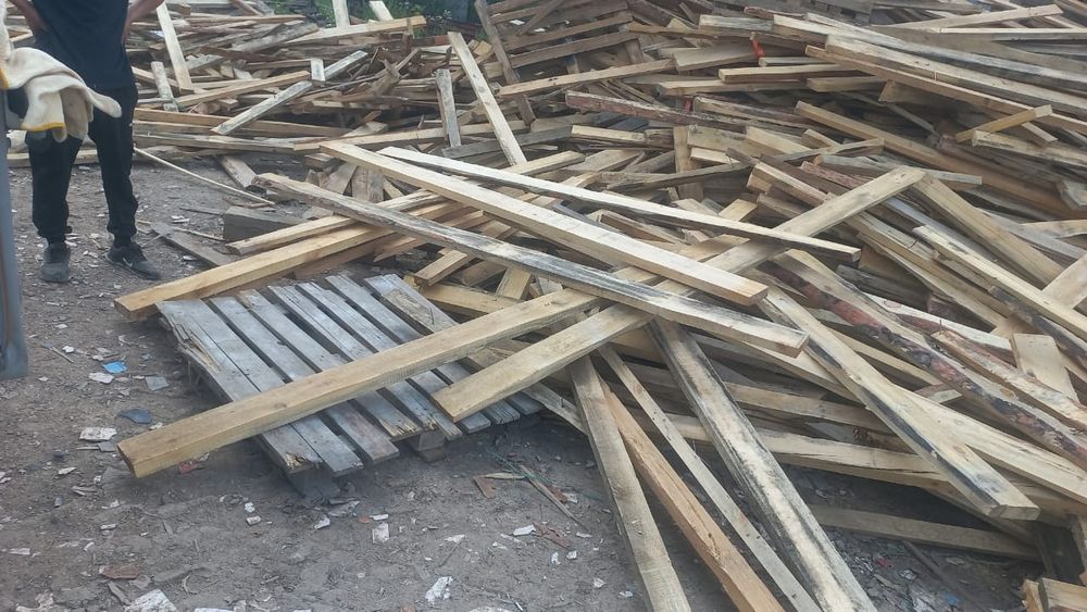 Дрова, доски, поддоны