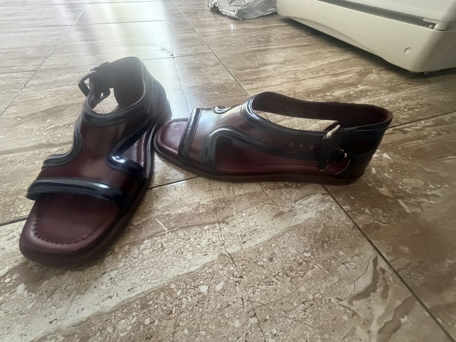 Подам сандали оригинал Prada