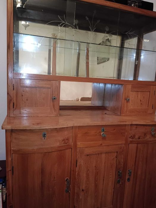 BUFET DIN LEMN DE NUC, vechime 60 de ani, stare perfecta.