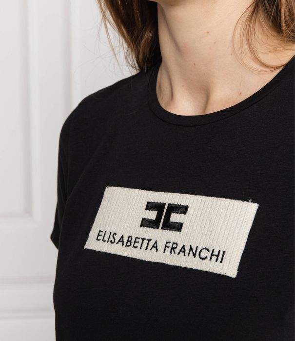 Тениска Elisabetta Franchi в класически черен цвят с ефектна лого апликация отпред.