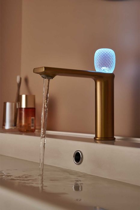 Луксозен смесител за мивка със светеща кристална глава W153