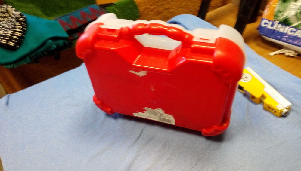 Играчки в кутия за ”чичо доктор” - медицински принадлежности