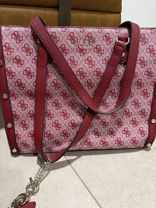 Червена чанта Guess