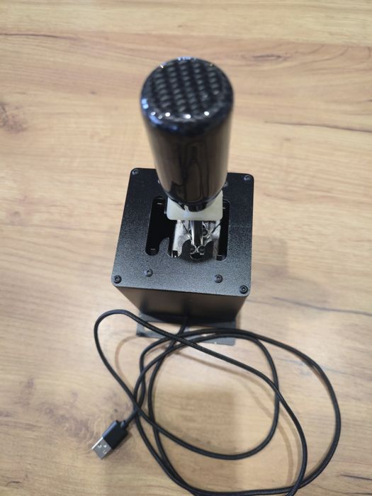 Thrustmaster T128 с педали + скоростен лост и ръчна спирачка