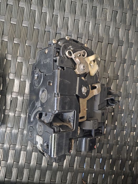 Предна лява и дясна брава Голф 4