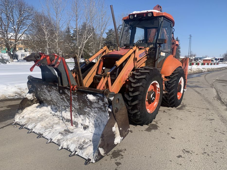 Извършвам услуги с комбиниран багер