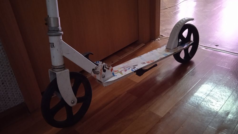 Самокат белого цвета