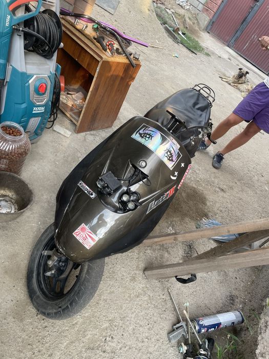 планшет два мопеда японец и китаец