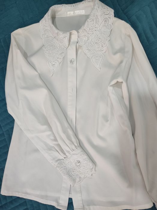 Продам школьные белые блузки