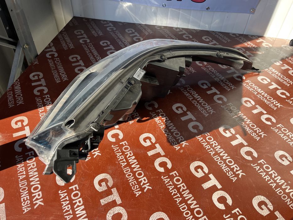 3 броя десен и ляв фар Toyota CHR 2016-