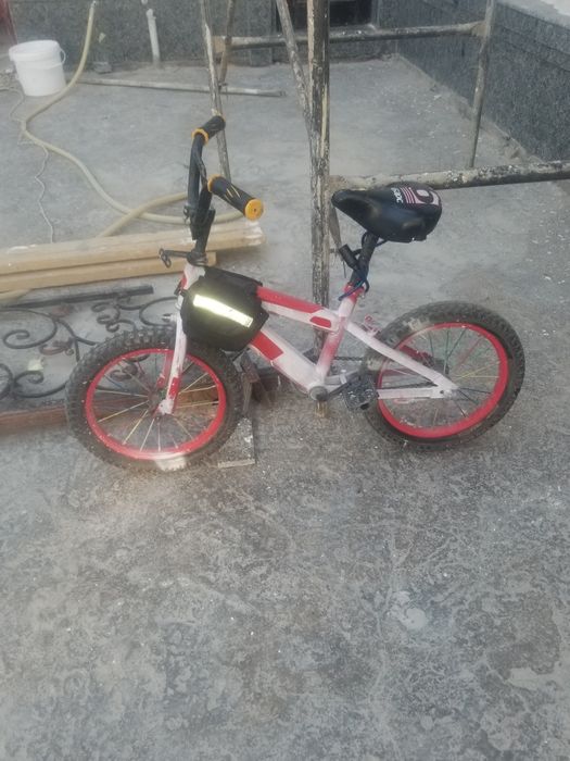 Велосипед красна белый