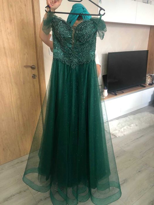 Продавам нова Абитуриентска рокля