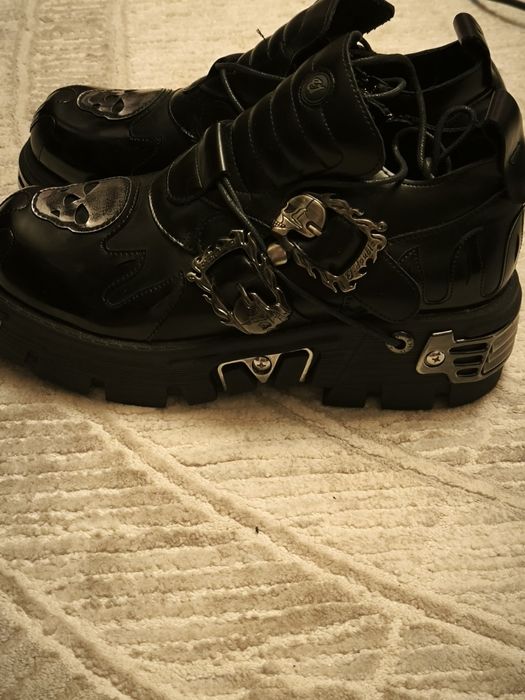 Продаются женские ботинки