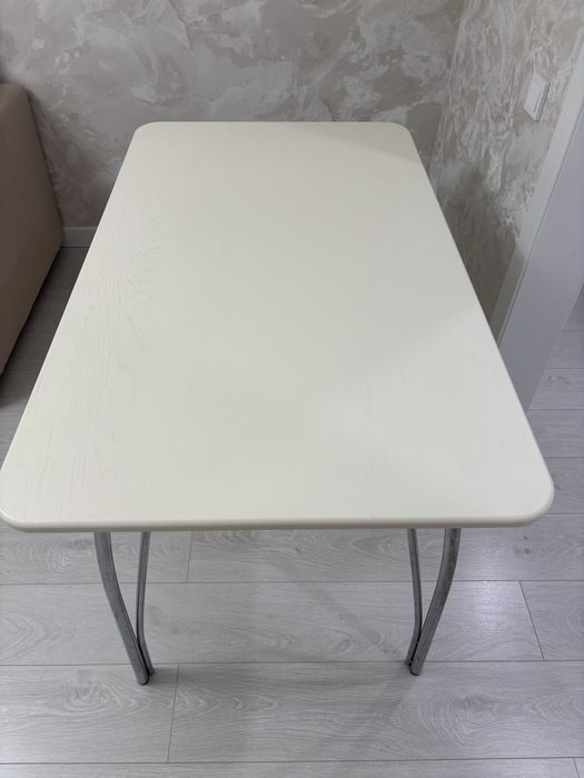 Стол кухонный, светлый, б/у