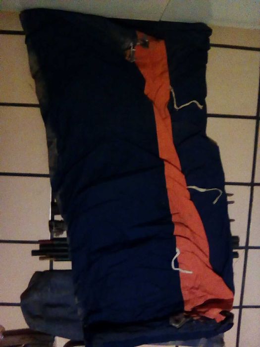 палатка, рибарско столче и стол с облегалка и дървени подлакътници