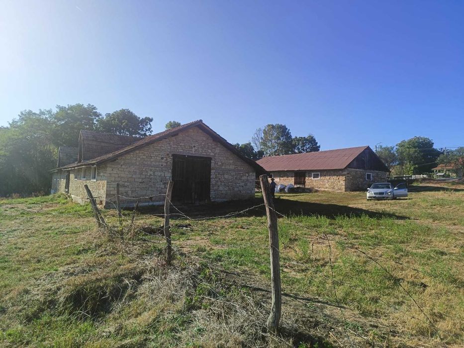 De vanzare proprietate cu doua grajduri in Comuna Borsa