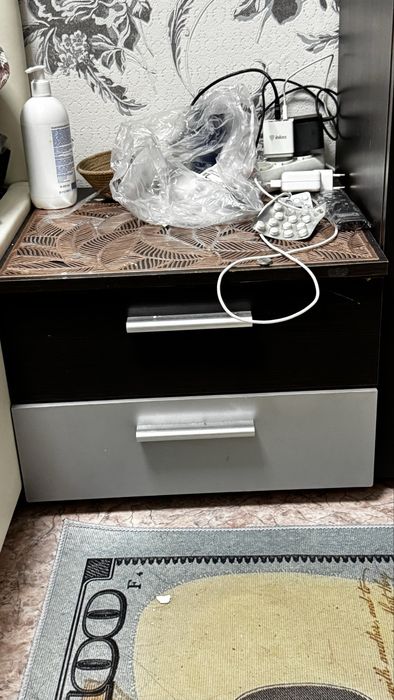 Продам шкаф , комод и 2 тумбочки