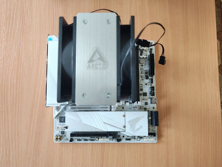 Дъно Gigabyte B760M AORUS ELITE X AX с опция за охладител