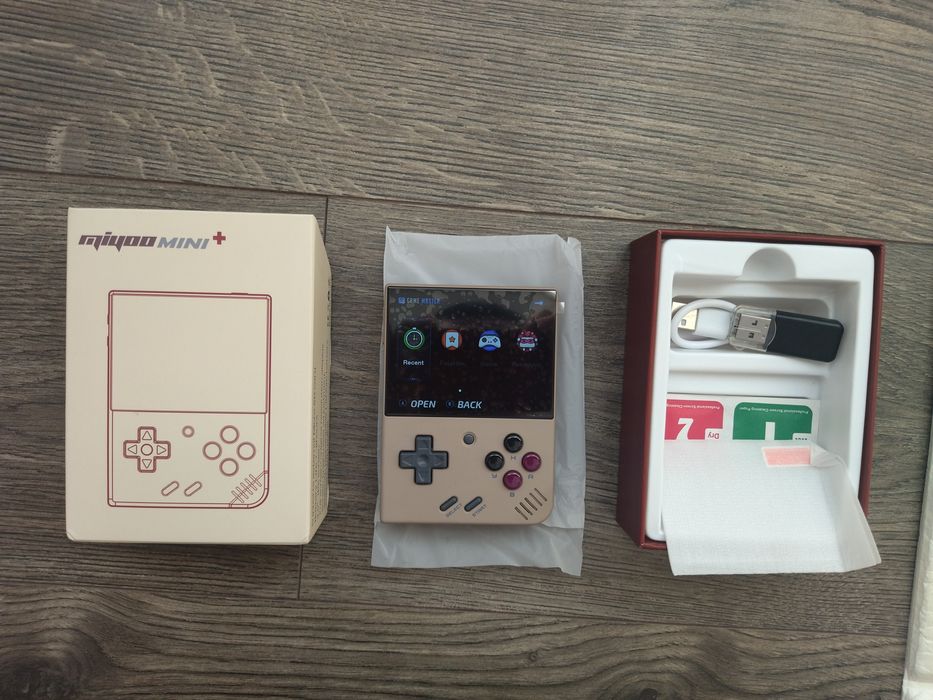 Miyoo Mini Plus - като нова, пълен комплект с нов стъклен протектор..