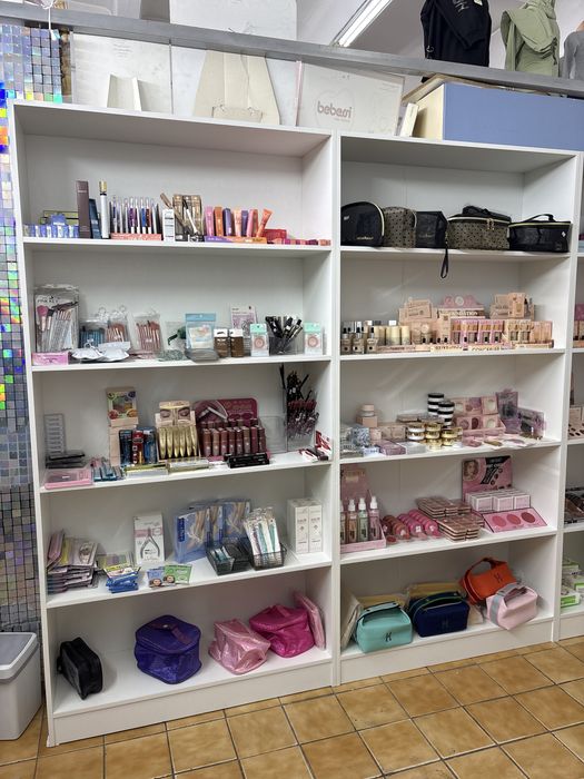 Продам полки и ресепшн