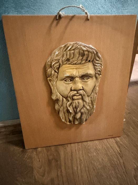 Релефна дърворезба .