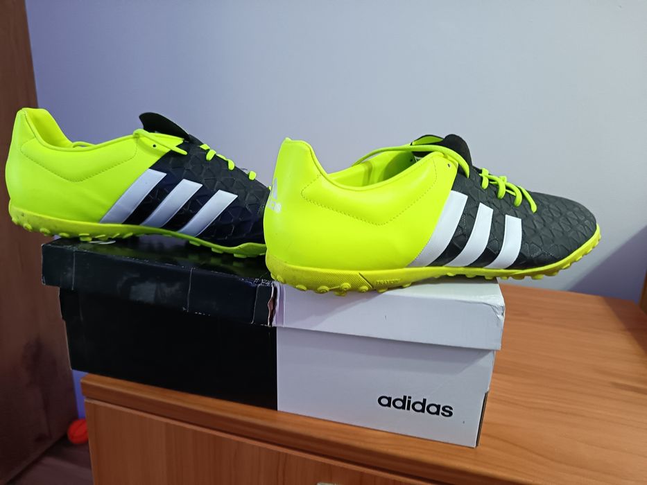 Маратонки за изкуствена трева