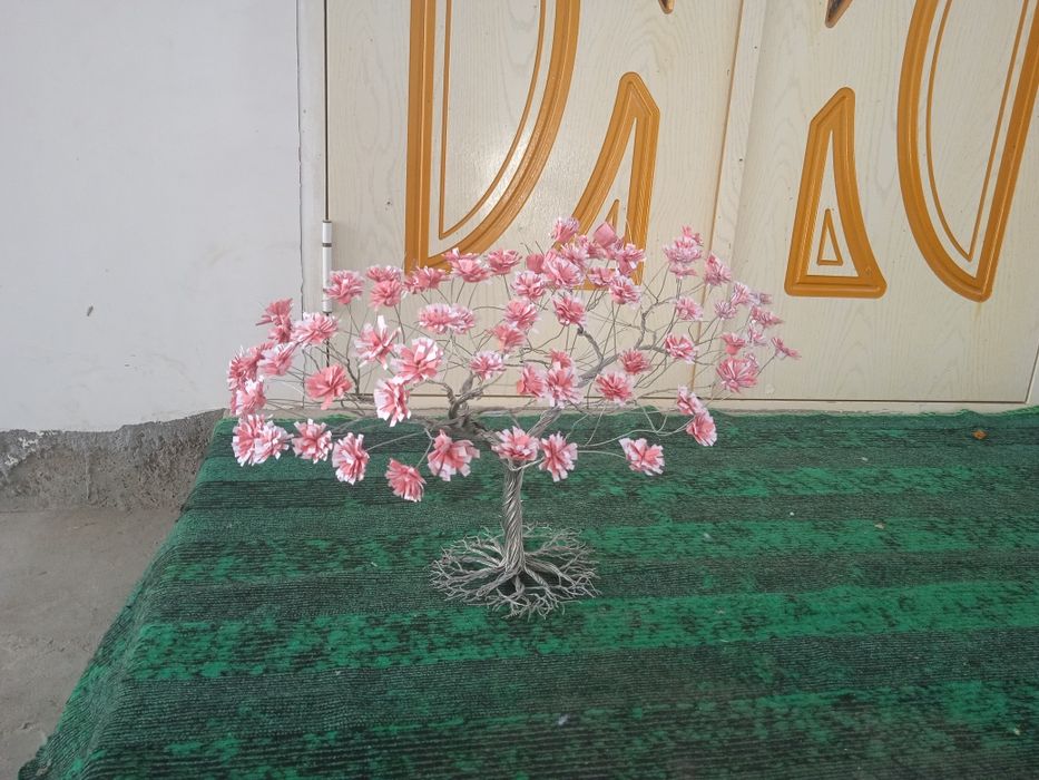 Qo'lda yasalgan sun'iy daraxt.