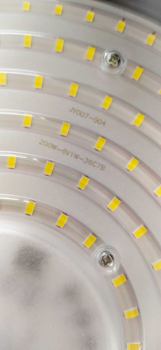 Продавам нова LED промишлена лампа таванен тип, 200W