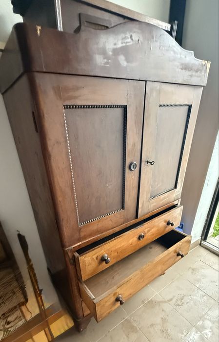 Dulap vechi din lemn .