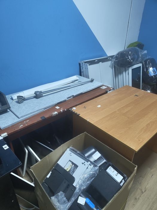 Продам столы тумбы кресла