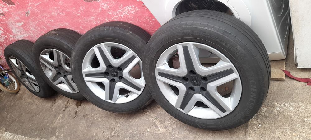 Vind 4 bucăți gume cu genti 205 /65/16 C.  Și un set de 4 bucăți de 205/60/R16