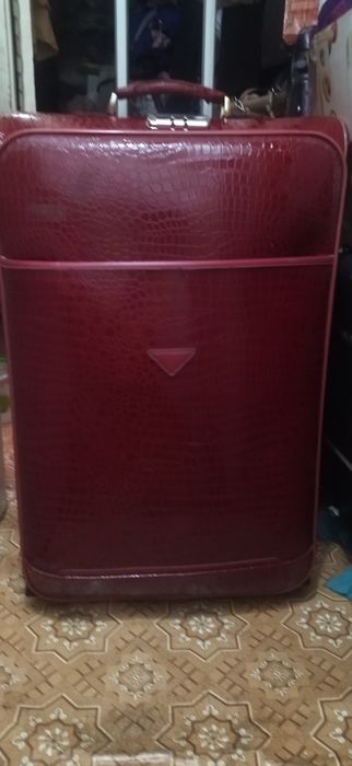 продам большой чемодан