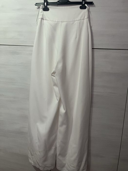 Продавам бял комплект Caramella Fashion.