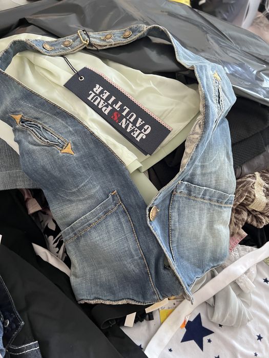 Vând stoc de haine de firma