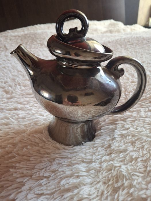 Керамический набор чайников с блюдцами в