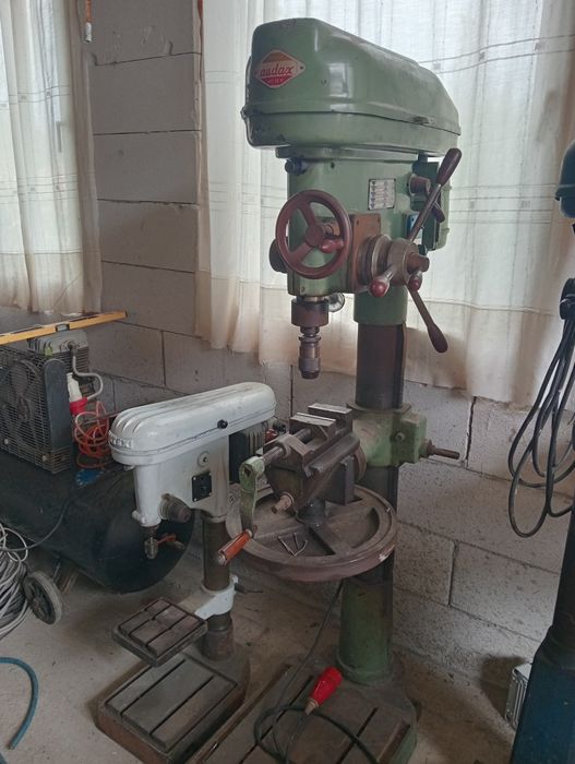 Diverse bormașini pe coloana