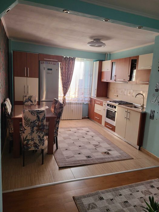 Vând ap. 3 camere ,decomandat ,Zona Rogerius