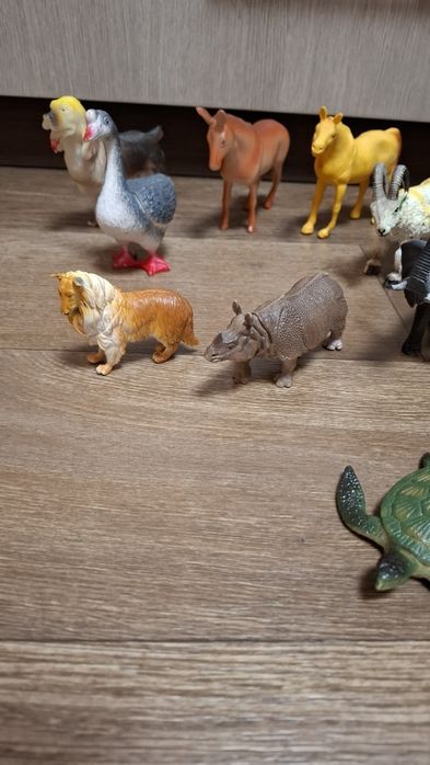 Игрушки животные дикие и домашние.
