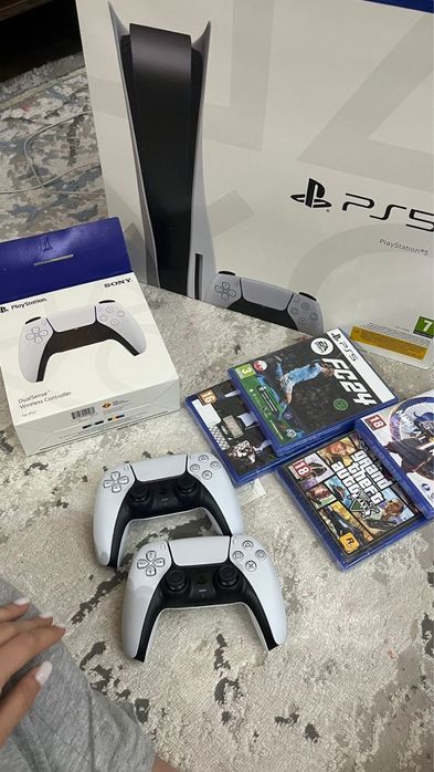 Продаеться  пс5 почти нов без акк