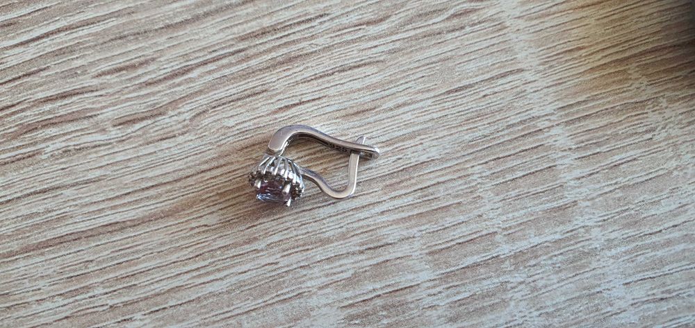 Сребърна обеца само една