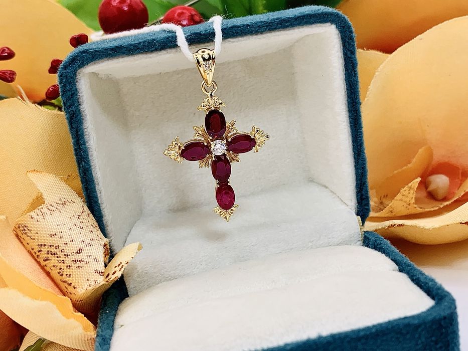 Дизайнерский золотой кулон – Христианский Крест с бриллиантами