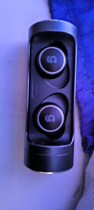 Навушник ва телефон сотилади