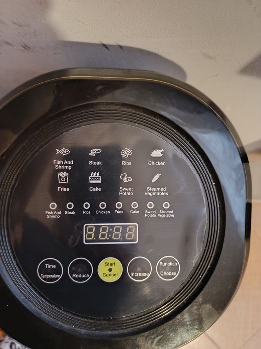 Air Fryer  cu grilaj și tava de silicon 100lei