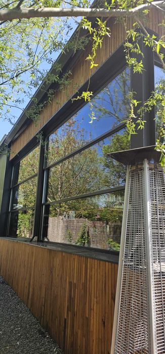 terase inchise cu sticla ghilotina actionata electric