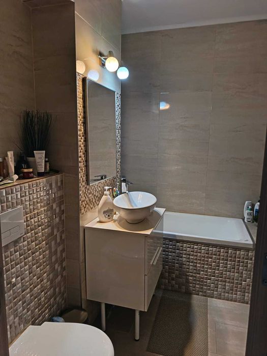 Vând apartament cu trei camere,zona Tudor